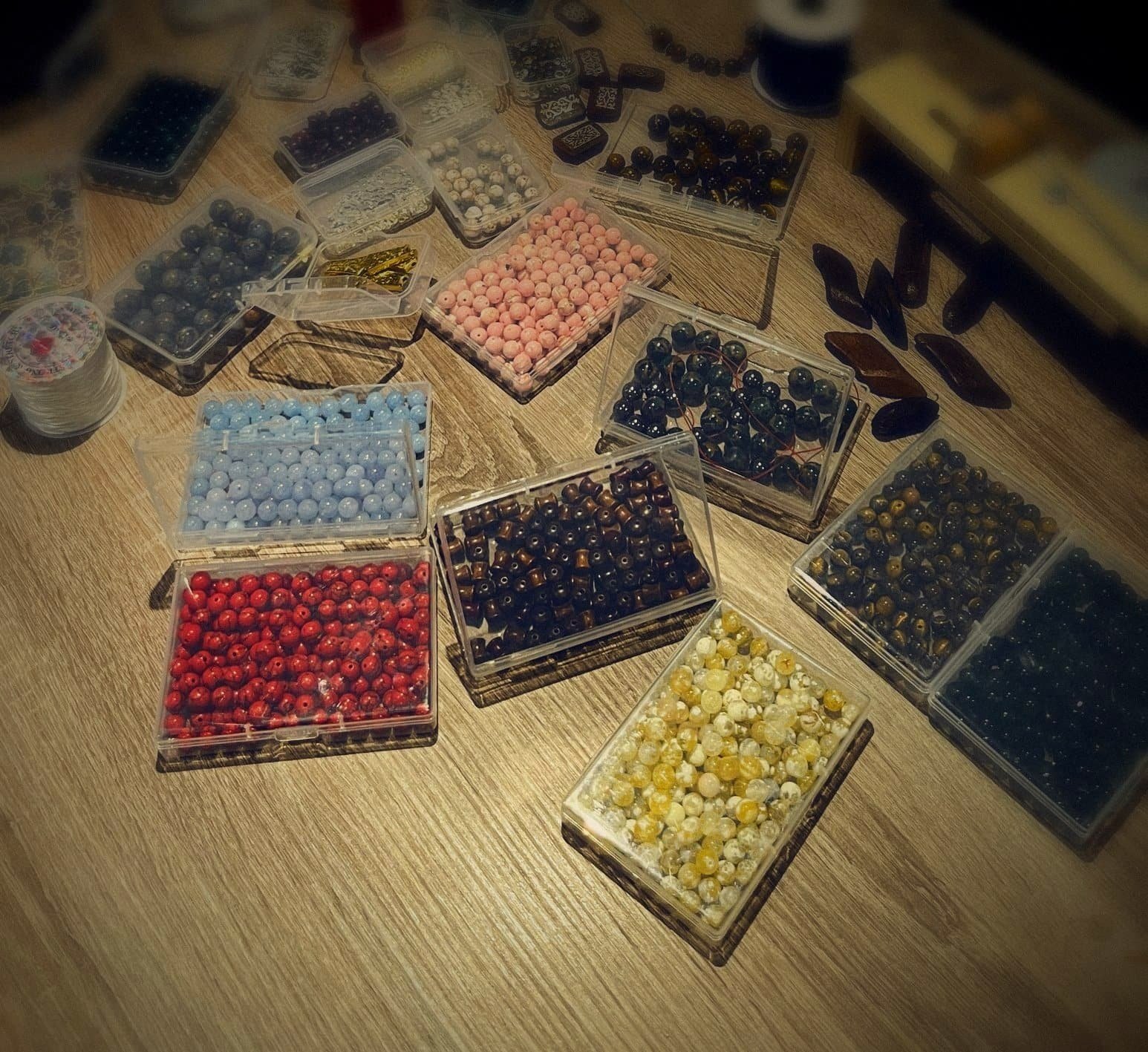 Atelier Soltan Al Oud : perles d'oud, œil-de-tigre, malachite et ambre