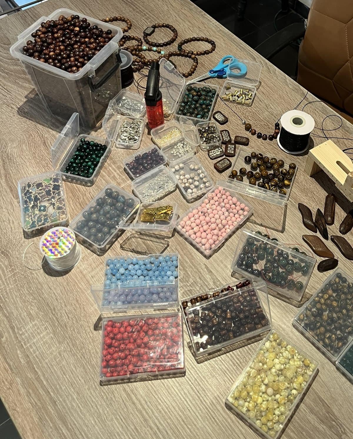 Table de l'atelier : perles d'oud, œil-de-tigre, malachite et ambre