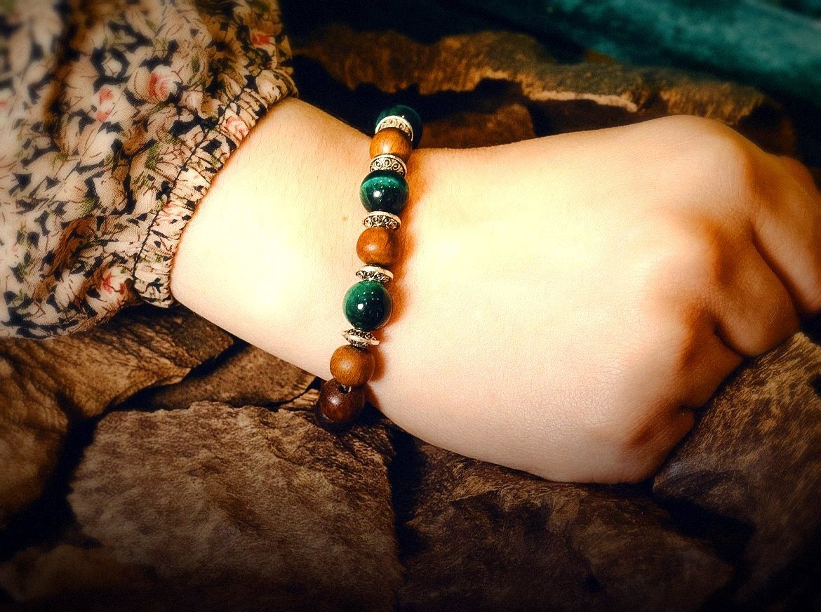 Bracelet en perles d'oud et œil-de-tigre vert, fait main par Soltan Al Oud
