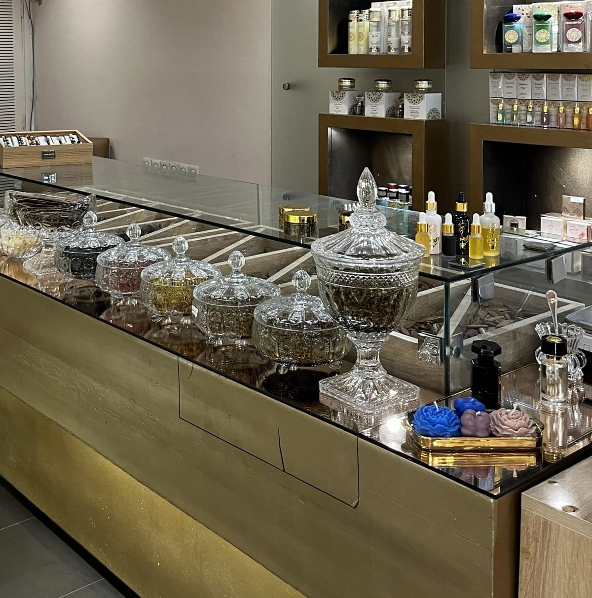 Comptoir doré et bocaux en cristal de bakhour et de Serghina