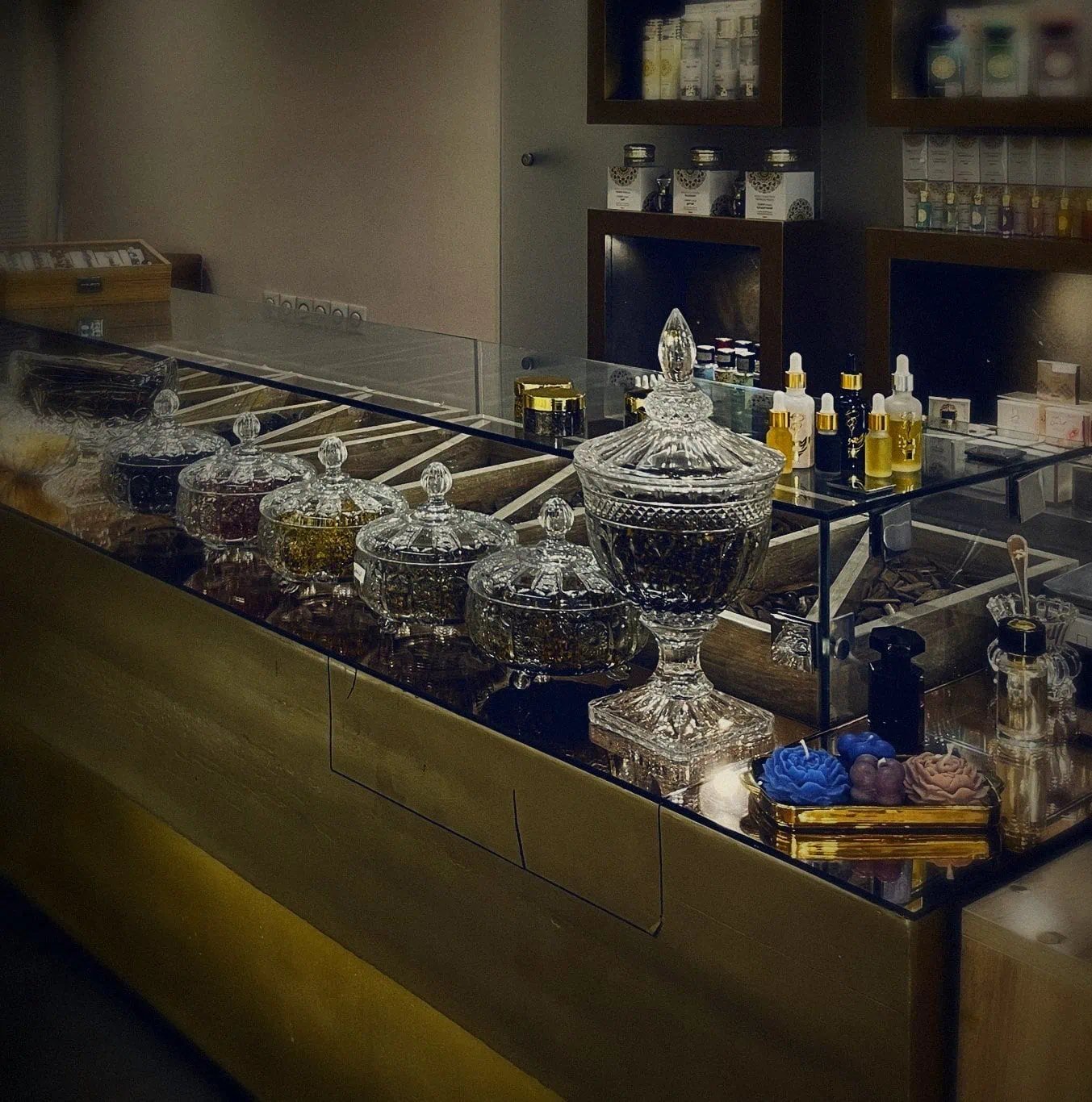 Comptoir doré et bocaux en cristal de bakhour et de Serghina