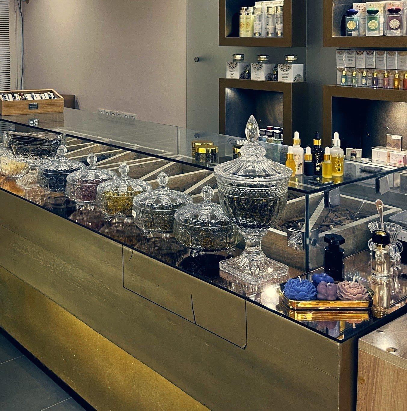 Comptoir doré et bocaux en cristal de bakhour et de Serghina