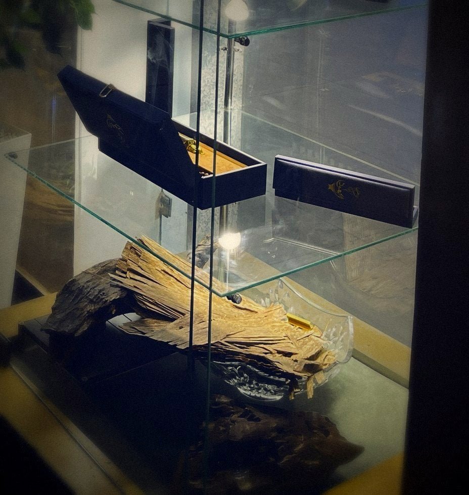 Vitrine Soltan Al Oud : coffrets bleus et grande pièce de bois d'oud