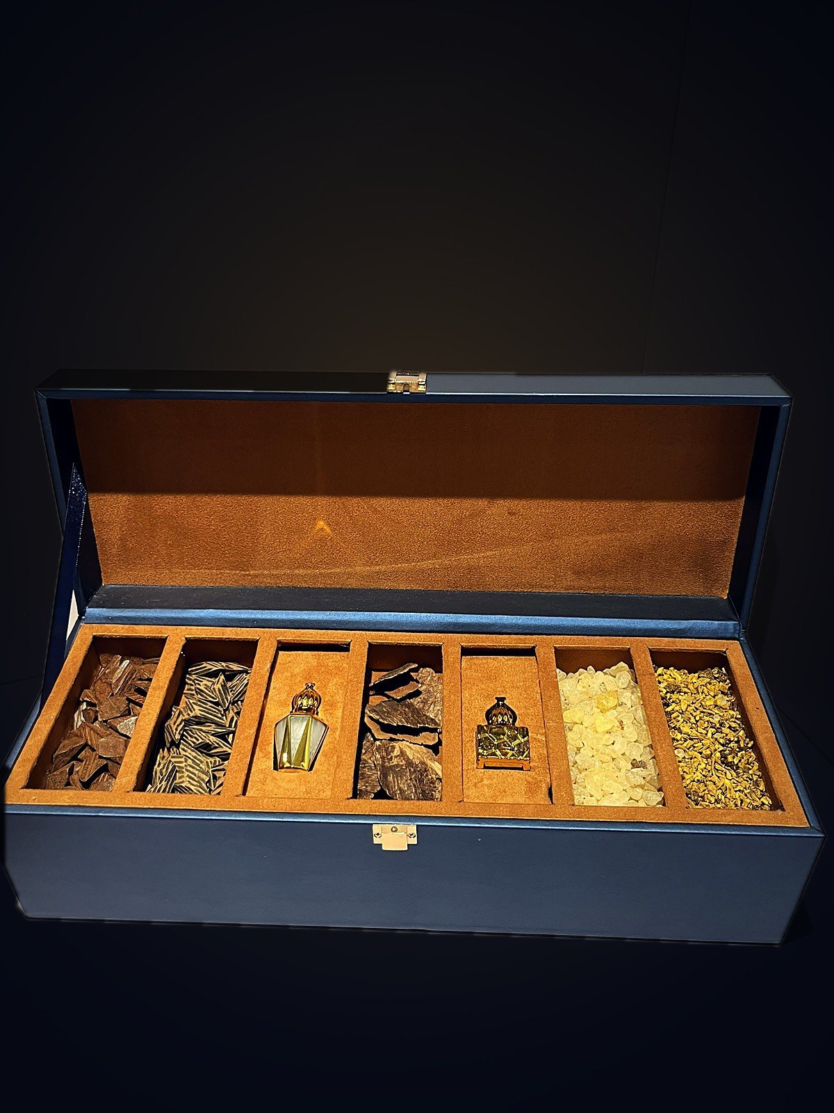 Coffret Soltan ouvert dans son écrin bleu et or